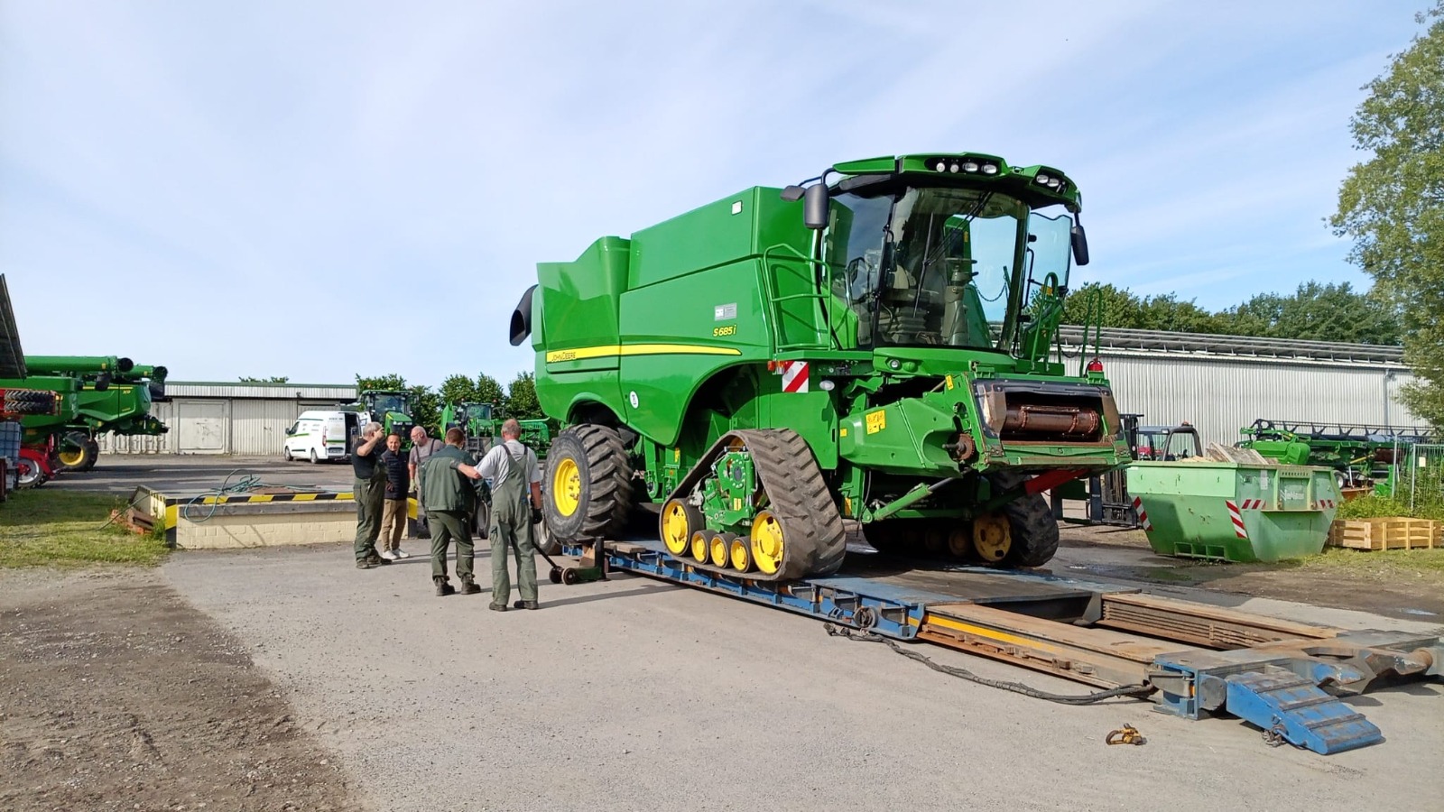 Încărcare combină agricolă John Deere pentru transport