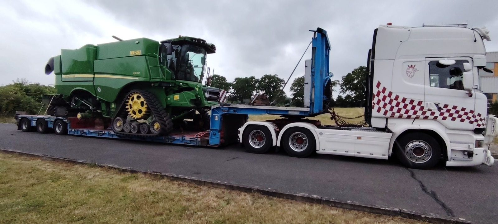 Transport combină agricolă John Deere S780