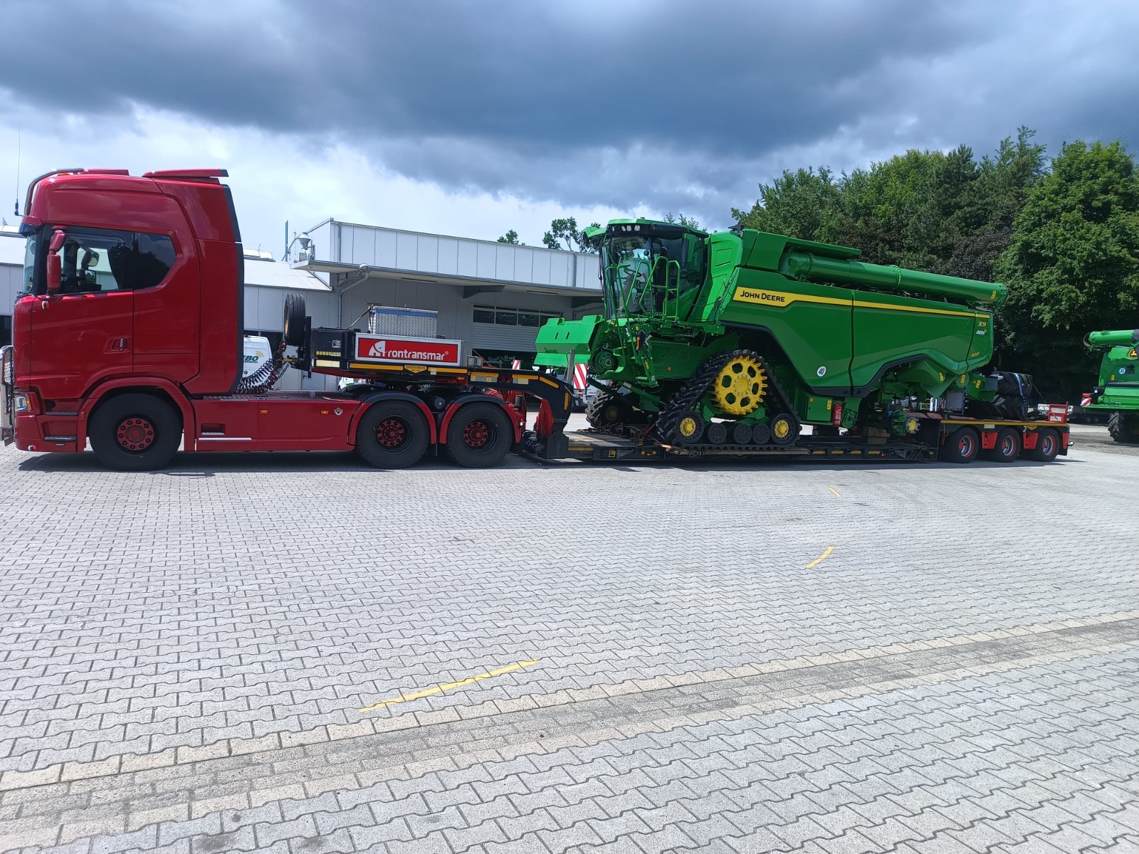 Transport combină agricolă John Deere X9 cu cap tractor Scania