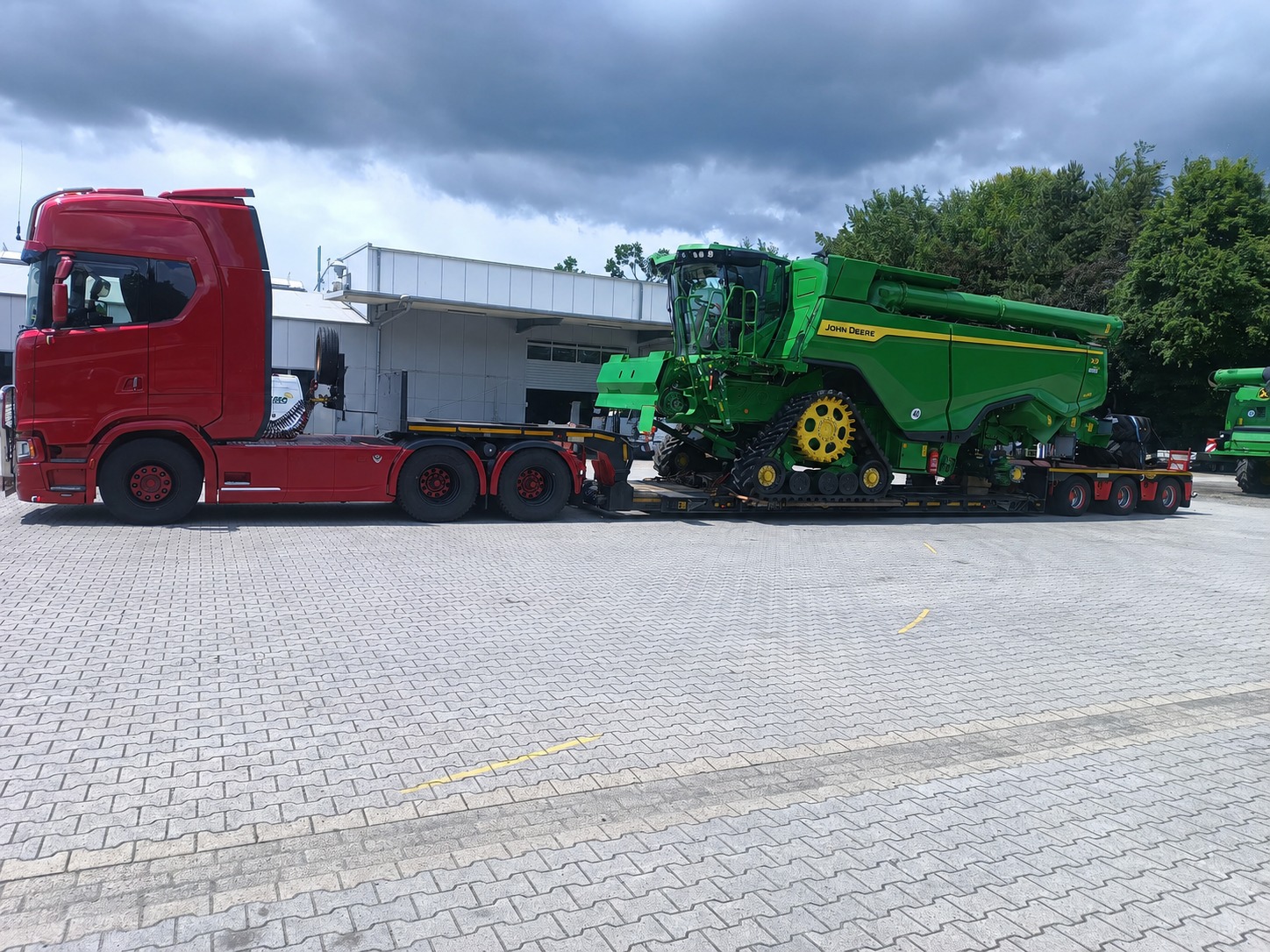 Transport combină agricolă John Deere X9, cap tractor Scania