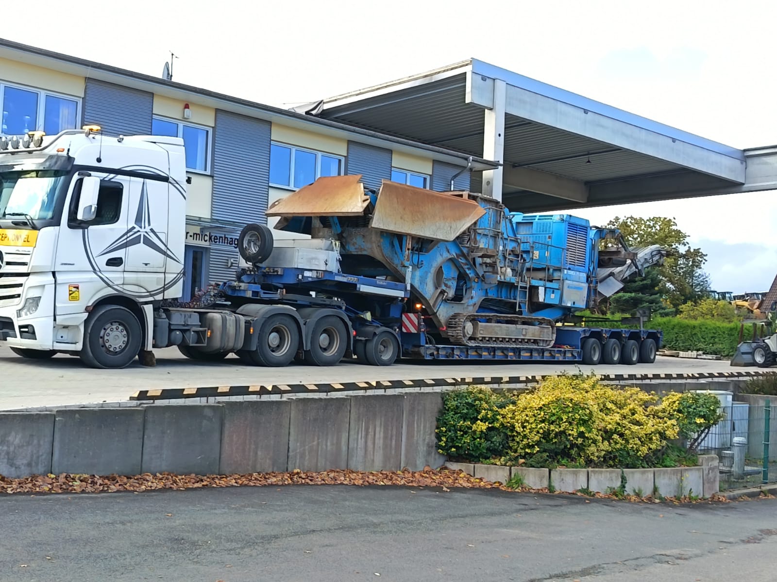 Transport concasor industrial pe platformă