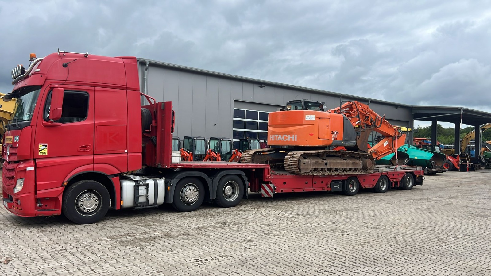 Transport excavator Hitachi pe platformă