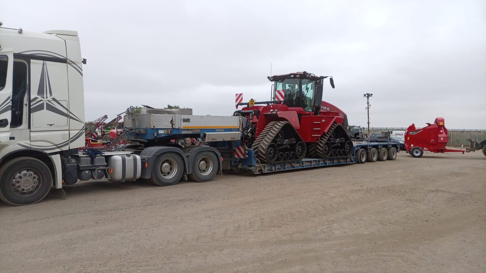 Transport tractor pe șenile Case IH și utilaj agricol